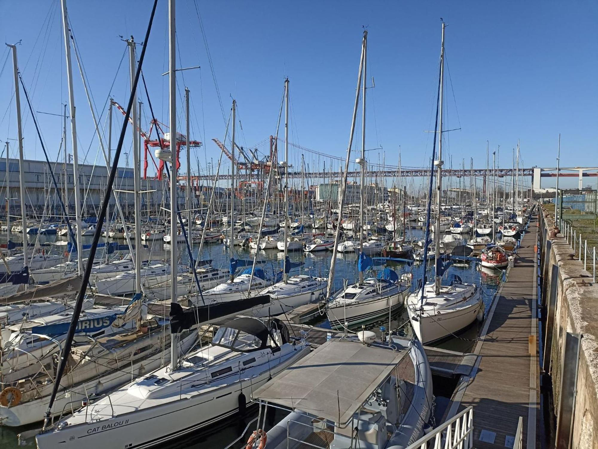 شقة Be Local - Sleep Aboard The Santa Maria Sailing Boat In Lisboa المظهر الخارجي الصورة